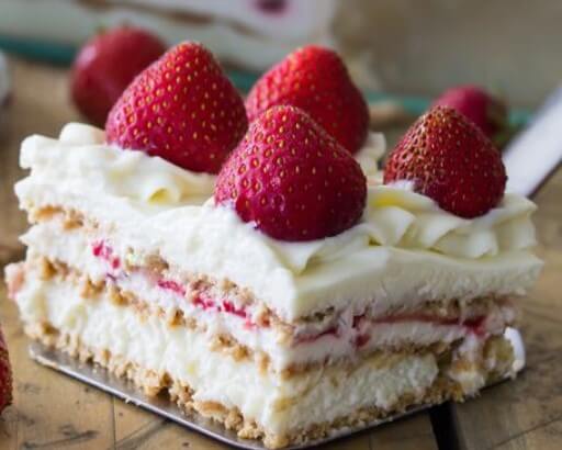 strawberry cake cheesecake