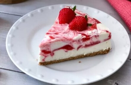 strawberry cake cheesecake
